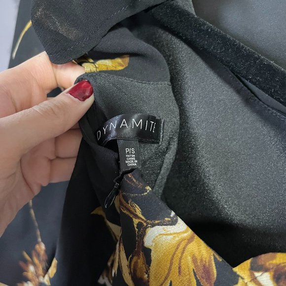 Dynamite mini floral dress - 5 for $25 for items marked with ⭐️ - Picture 3 of 4